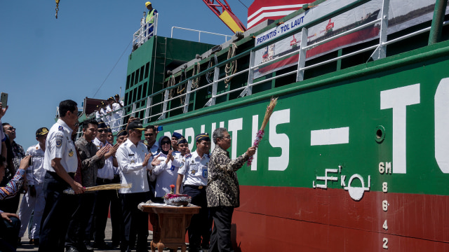 Kapal perintis tol laut Jawa Foto: Antara/Idhad Zakaria