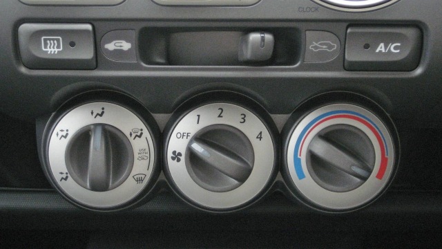 Kenop pengatur AC mobil (Foto: Wikimedia Commons)