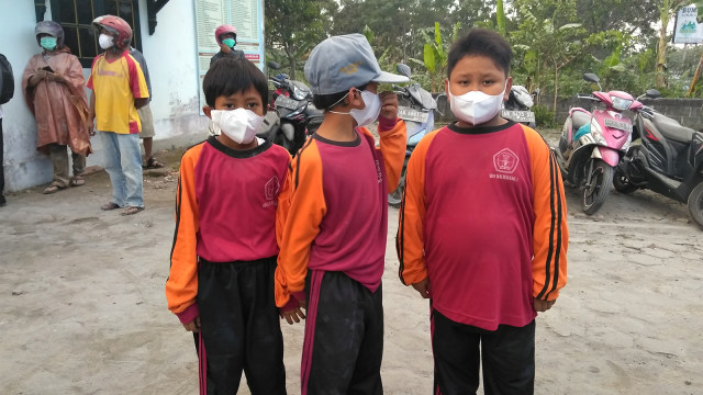 Pascaletusan Merapi warga menggunakan masker. (Foto:  Arfiansyah Panji Purnandaru/kumparan)
