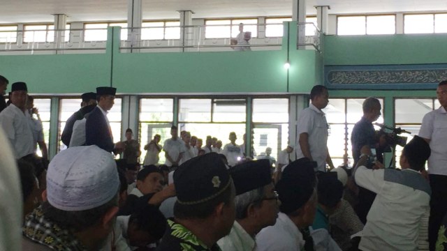 Jokowi di Masjid Kantor PB Al Khairiyah. (Foto: Yudhistira Amran Saleh/kumparan)