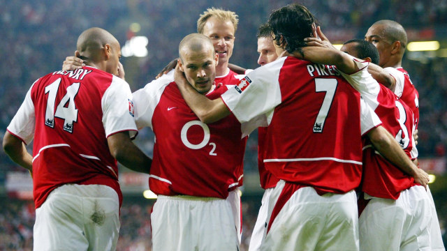 Dennis Bergkamp dan rekan-rekan setimnya. (Foto: ADRIAN DENNIS / AFP)