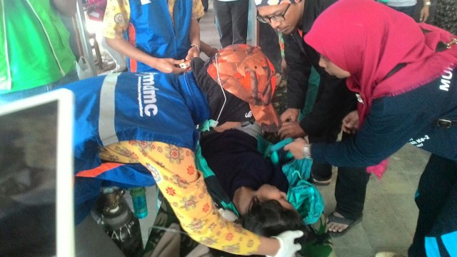 Evakuasi pendaki Gunung Merapi (Foto: Twitter @BNPB_Indonesia)