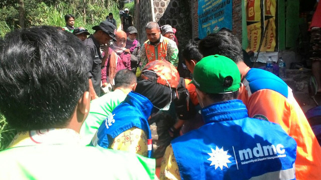 Evakuasi pendaki Gunung Merapi (Foto: Twitter @BNPB_Indonesia)