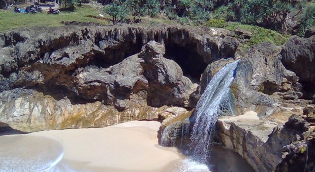 5 Pantai Terunik di Indonesia	 (3)