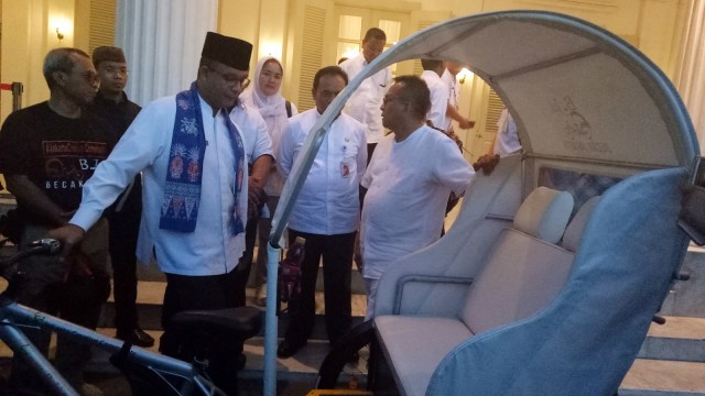 Anies Baswedan menjajal becak modifikasi. (Foto: Nabilla Fatiara/kumparan)