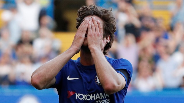 Marcos Alonso frustasi. (Foto: Reuters/John Sibley)