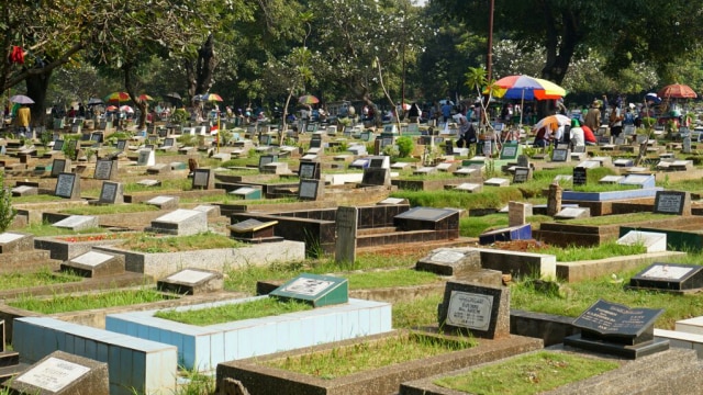 Warga berziarah ke makam keluarga di TPU Karet. Foto: Puti Cinintya Arie Safitri/kumparan