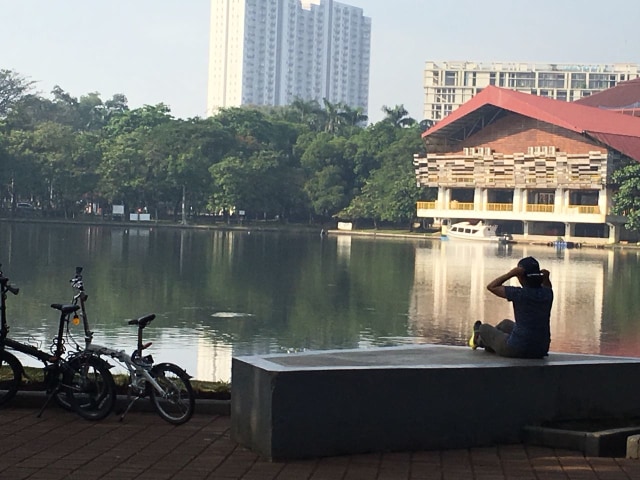 Bersepeda di lingkungan Universitas Indonesia (Foto: Aji Surya)