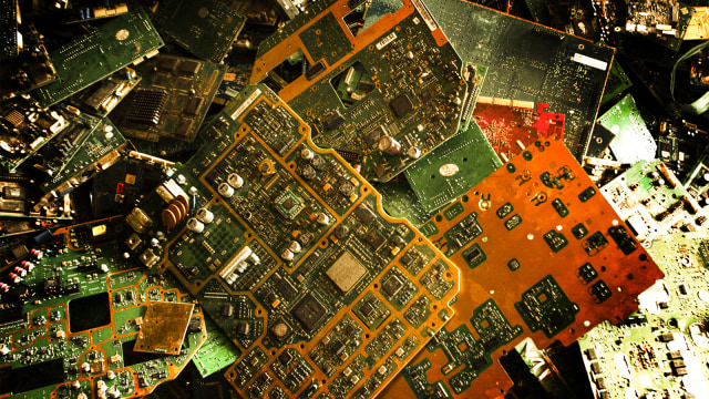 Tumpukan panel Printed Circuit Board (PCB). (Foto: ANTARA FOTO/ Muhammad Adimaja)