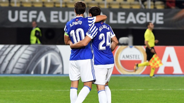 Xabi Prieto bersama rekan setim. (Foto: Robert Atanasovski / AFP)