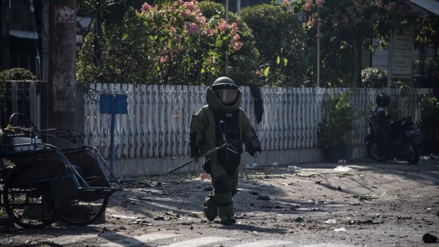 Pemeriksaan ledakan bom di Surabaya. (Foto: AFP/JUNI KRISWANTO )