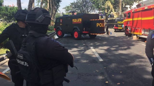 Pengamanan ledakan bom di Surabaya. (Foto: Phaksy Sukowati/kumparan)