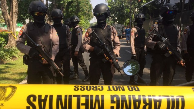 Pengamanan ledakan bom di Surabaya. (Foto: AP Photo/Trisnadi)