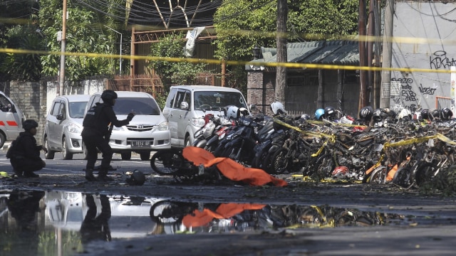 Pengamanan ledakan bom di Surabaya. (Foto: AP Photo/Trisnadi)