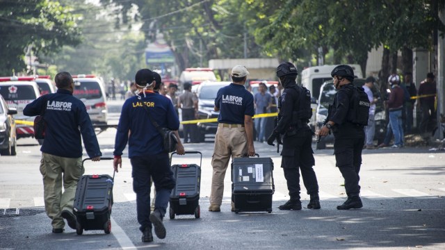 Pengamanan ledakan bom di Surabaya. (Foto: AFP/JUNI KRISWANTO)