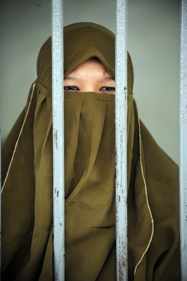 Putri Munawaroh, terpidana kasus terorisme, dibui. (Foto: AFP/ADEK BERRY )