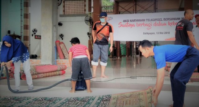 Sambut Ramadan Ala Telkomsel: Bersih-Bersih Masjid