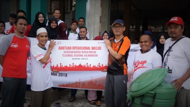 Sambut Ramadan Ala Telkomsel: Bersih-Bersih Masjid (1)