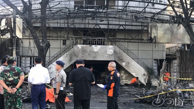 Jokowi di lokasi ledakan bom di Surabaya. (Foto: Biro Pers Setpres)