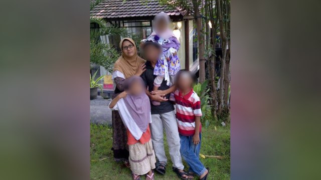 Keluarga pelaku ledakan bom di Surabaya. (Foto: Facebook/Puji Kuswati)