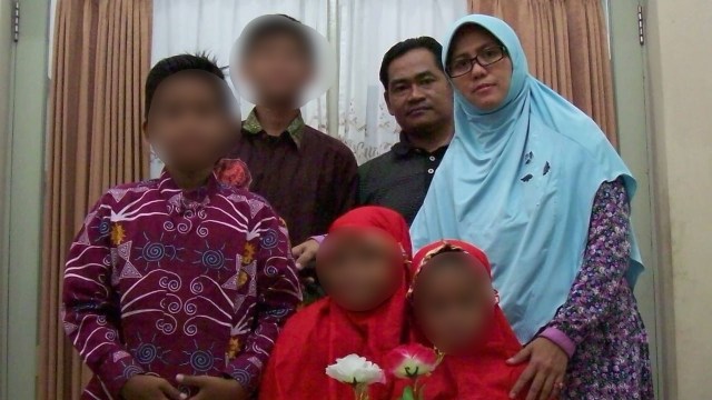 Keluarga bomber tiga gereja Surabaya. (Foto: Dok. Polda Jatim)