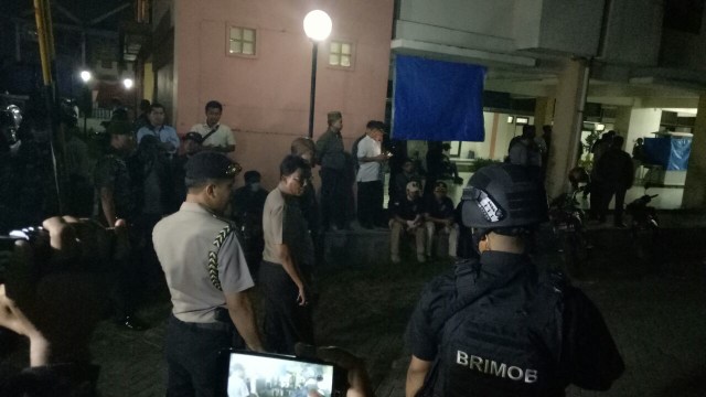Suasana Rusunawa Wonocolo usai ledakan bom. (Foto: Ferio Pristiawan/kumparan)