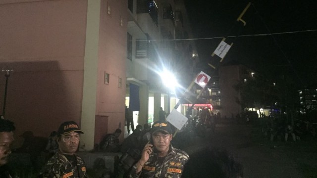 Suasana di Rusun Wonocolo usai ledakan bom. (Foto: Phaksy Sukowati/kumparan)