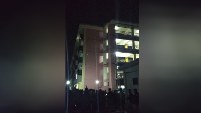Suasana di Rusun Wonocolo usai ledakan bom. (Foto: Phaksy Sukowati/kumparan)