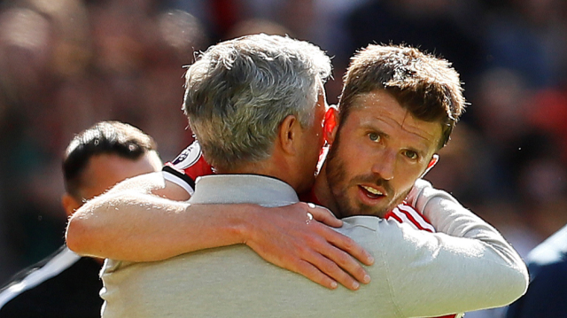 Carrick dan Mourinho berpelukan. (Foto: Reuters/Jason Cairnduff)
