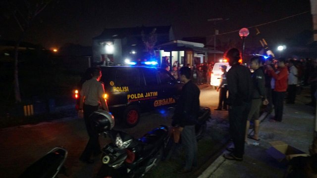 Mobil Gegana keluar dari Rusunawa Wonocolo. (Foto: Jamal Ramadhan/kumparan)