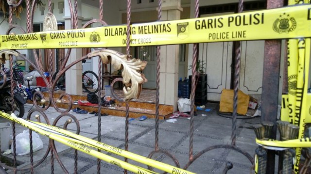 Suasana rumah teroris gereja Surabaya. (Foto: Phaksy Sukowati/kumparan)