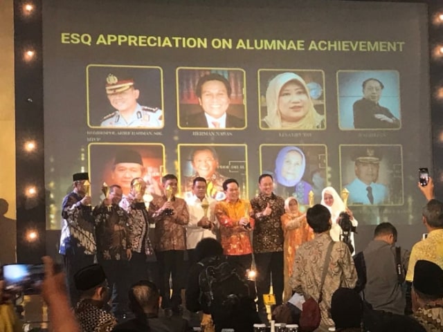 Menpar Arief Yahya dan Kombes Pol Arif Rachman Terima ESQ Award Dalam Acara Milad Ke-18 ESQ Leadership Center Jakarta