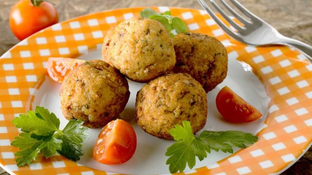 Bola-Bola Salmon Untuk Si Kecil Yang Bosan Dengan Nasi