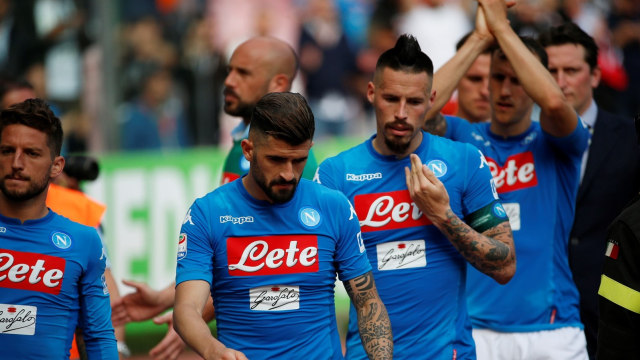 Pemain-pemain Napoli tertunduk lesu. (Foto: Reuters/Ciro De Luca)