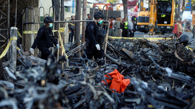 Duka Cita Akibat Teror Bom Surabaya (Foto: REUTERS/Beawiharta)