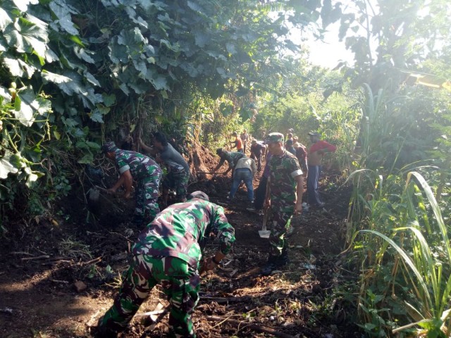 Koramil Mojo bersama warga realisasikan pelebaran jalan
