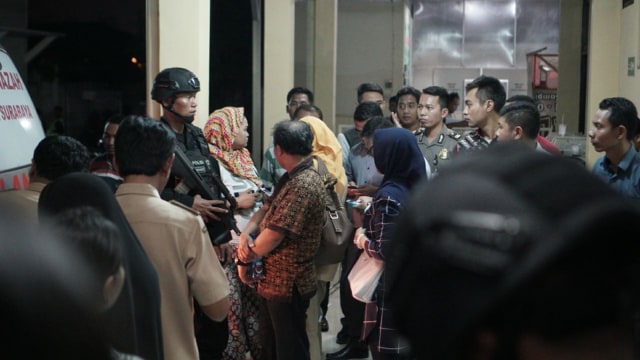 Penyerahan jenazah korban bom ke keluarga. (Foto: Jafrianto/kumparan)