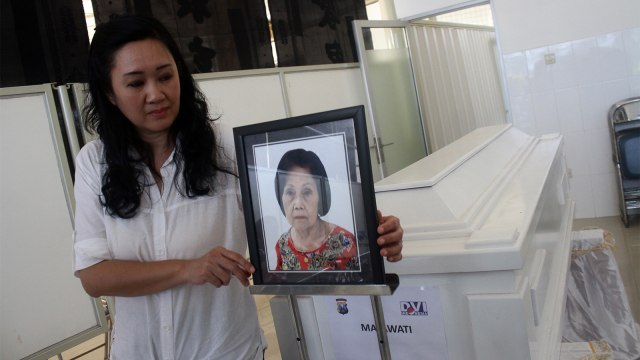 Keluarga memasang foto jenazah Mayawati. (Foto: ANTARA FOTO/Ari Bowo Sucipto)