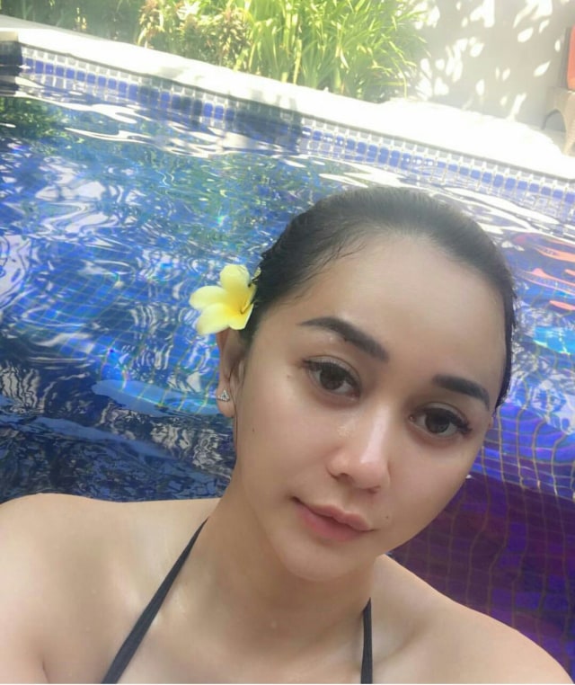 5 Gaya Segar Aura Kasih Bermain Air   (3)