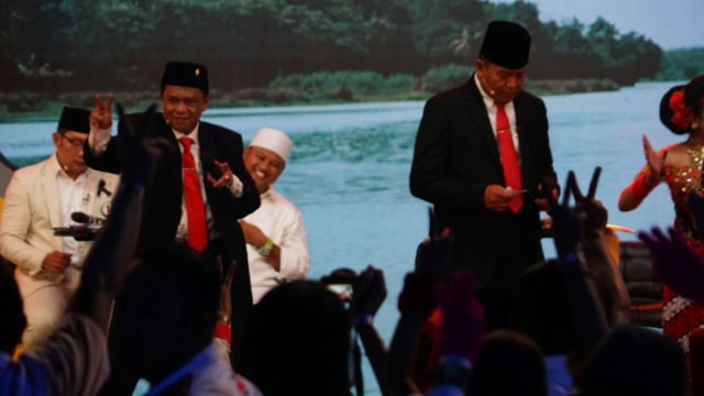 Pasangan TB Hasanuddin-Anton Charliyan. (Foto: Iqbal Firdaus/kumparan)