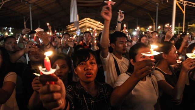 Nyala Lilin Untuk Korban Bom Surabaya (Foto: AFP/Ivan Damanik)
