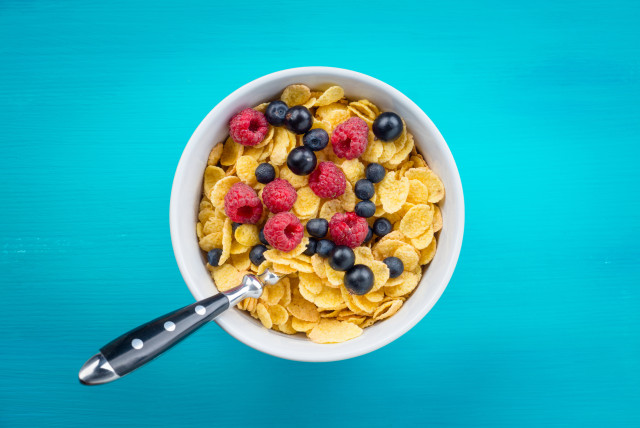 Capurkan buah ke dalam sereal (Foto: Thinkstock)