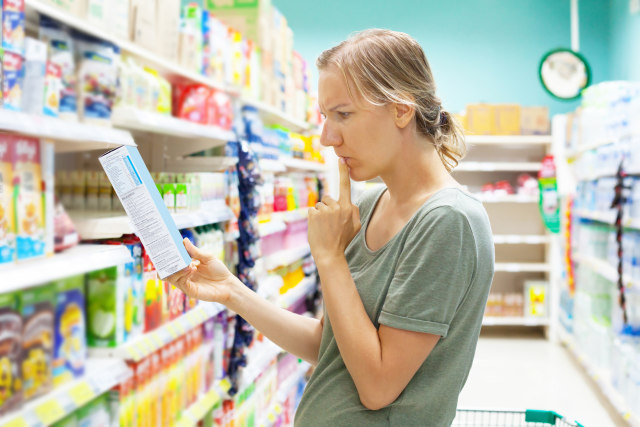 Cek kandungan nutrisi pada sereal (Foto: Thinkstock)