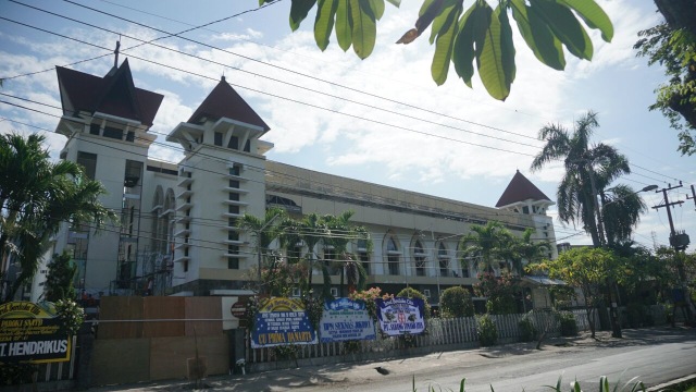 Situasi di Gereja Katolik Santa Maria Tak Bercela. (Foto: Jamal Ramadhan/kumparan)