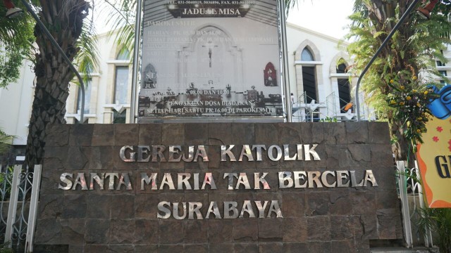Situasi di Gereja Katolik Santa Maria Tak Bercela. (Foto: Jamal Ramadhan/kumparan)