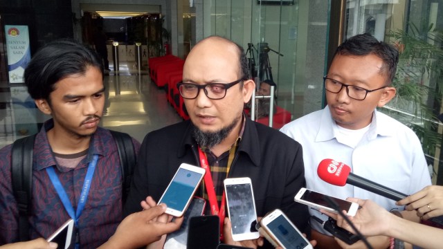 Novel baswedan dan Muhammad Isnur di KPK (Foto: Aprilandika Pratama/kumparan)