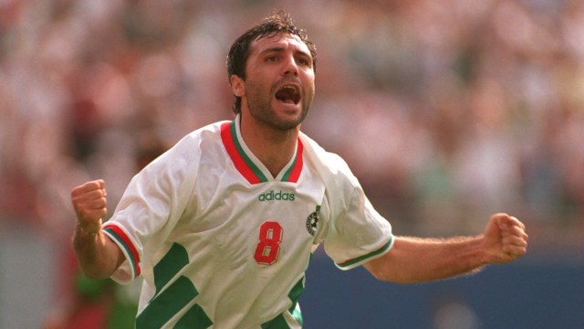 Stoichkov melakukan selebrasi. (Foto: Twitter/FIFA)