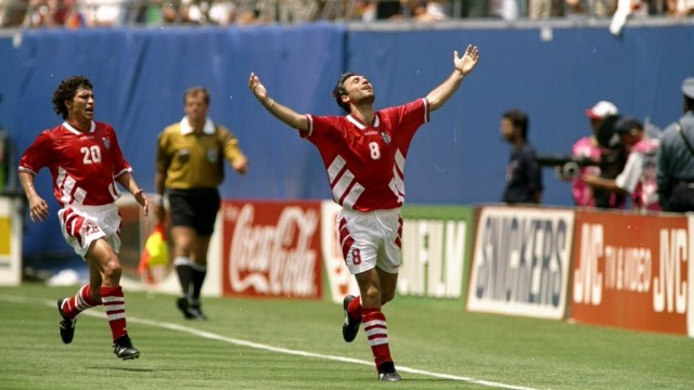 Stoichkov merayakan gol ke gawang Jerman. (Foto: Twitter/FIFA)