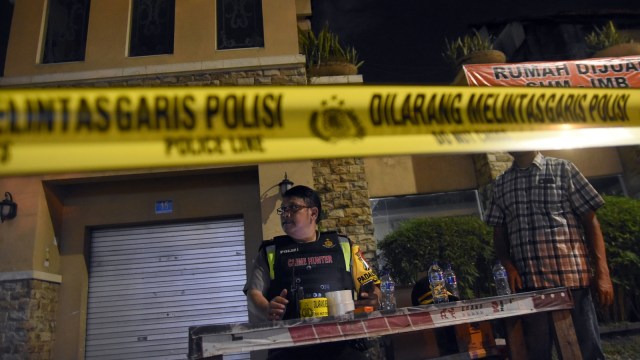 Penangkapan terduga teroris di kawasan Dukuh Pakis (Foto: Antara/M Risyal Hidayat)