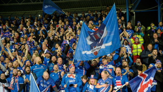 Suporter Timnas Islandia rayakan kemenangan. (Foto: Haraldur Gudjonsson / AFP)